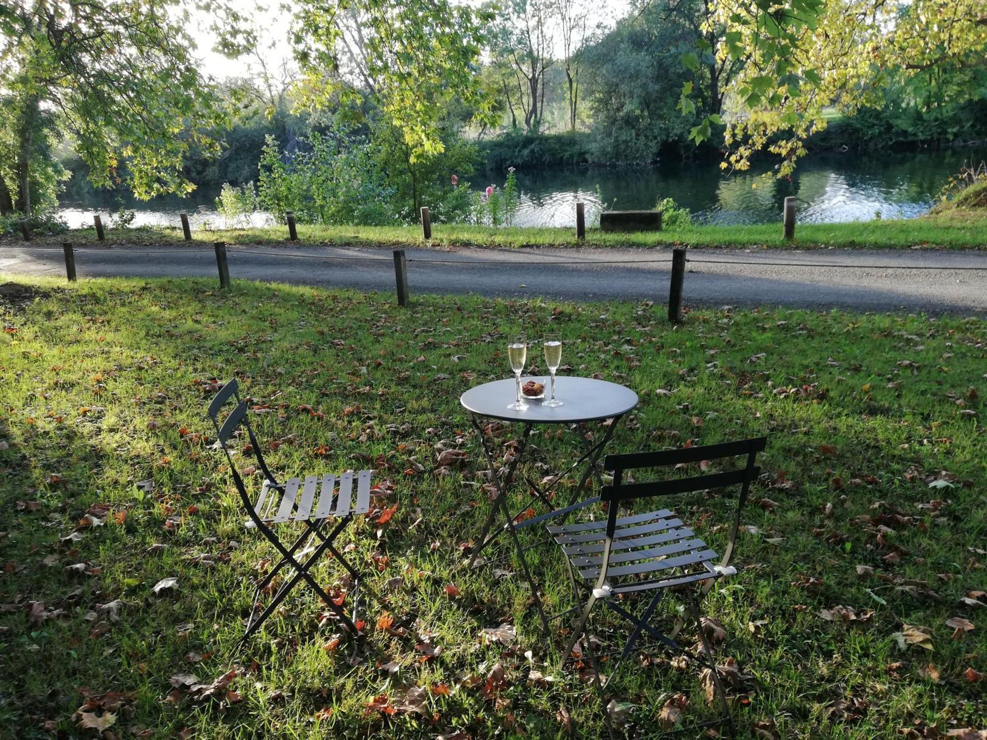 Le Domaine Des Platanes Bed & Breakfast Bourg-Charente Exterior foto