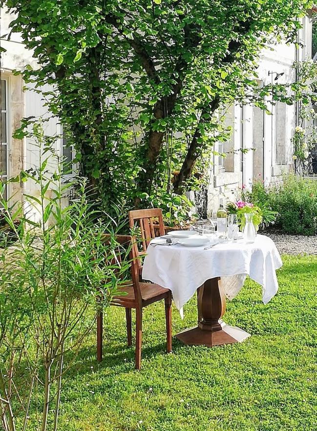 Le Domaine Des Platanes Bed & Breakfast Bourg-Charente Exterior foto